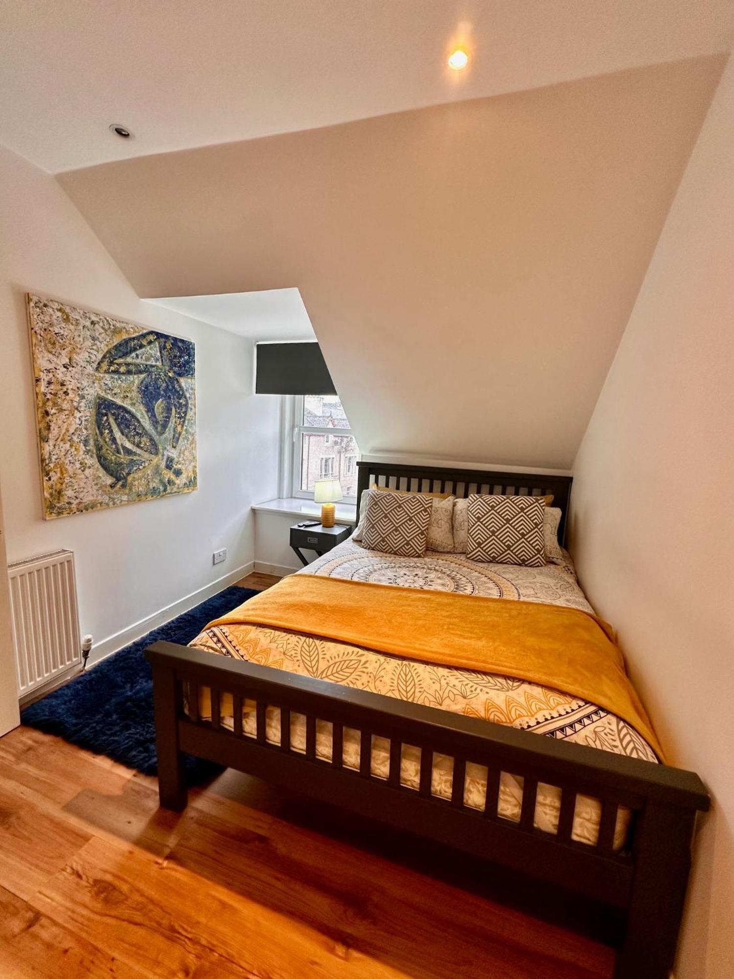 3-Bedroom Flat In The City Centre Next To The River Ness Inverness Exterior photo