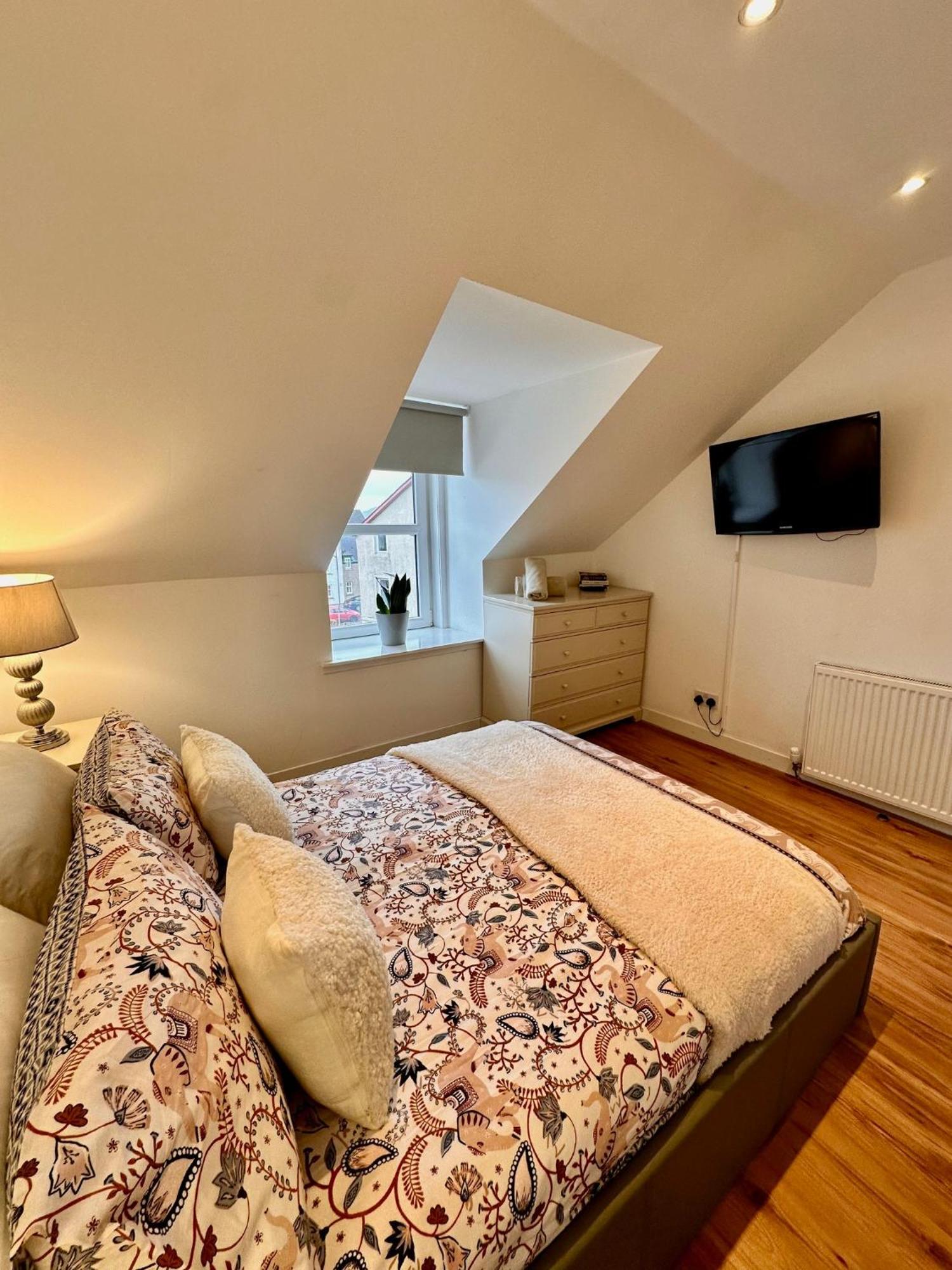 3-Bedroom Flat In The City Centre Next To The River Ness Inverness Exterior photo